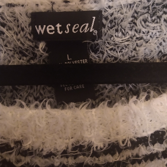 Womens beautiful, Wet seal super soft, aztec printed sweater.Size L. - Picture 3 of 6